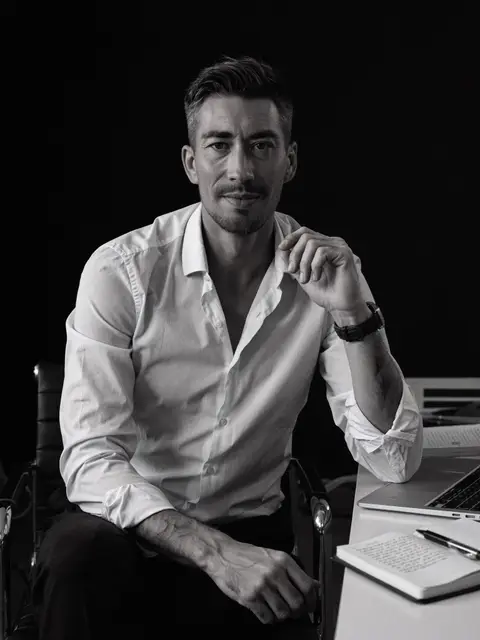 Jérémy Prost, assis à son bureau, un carnet ouvert